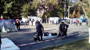 Simpatizanţii lui Usatîi şi Dodon, OBLIGAŢI să-şi strângă corturile cât mai curând posibil