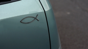 PUŢINI ŞTIU ASTA! Ce înseamnă acest simbol de pe maşini (FOTO)