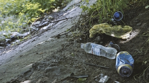 Campanie INEDITĂ la Puhoi. Ce primesc în schimb localnicii care fac curat în locurile publice