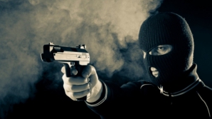 Au AMENINŢAT CU PISTOLUL şi au STROPIT CU BENZINĂ în bancă. MOMENTUL REŢINERII JEFUITORILOR (VIDEO)