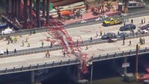 TRAGEDIE în SUA. O macara s-a prăbuşit peste un pod din oraş, rănind mai mulţi oameni (VIDEO)