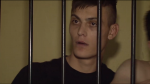 "Eu îs colaborator la MAI". Un tânăr s-a dat în spectacol la o secţie de poliţie din Capitală (VIDEO)