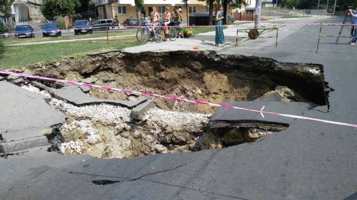 CRATER IMENS în Capitală! O gaură în asfalt apărută din senin i-a speriat pe trecători (FOTO)