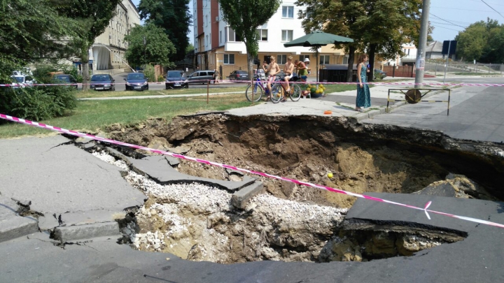 CRATER IMENS în Capitală! O gaură în asfalt apărută din senin i-a speriat pe trecători (FOTO)