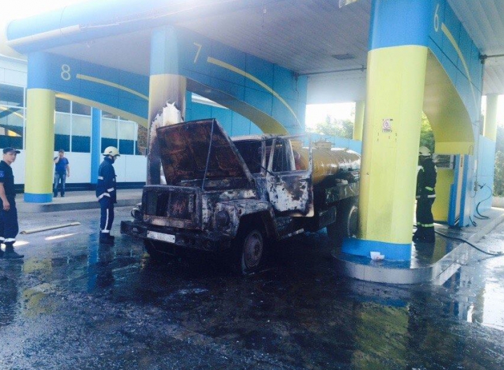 Alertă la Bălți! Un camion a luat foc pe teritoriul unei stații de alimentare cu gaz (FOTO)