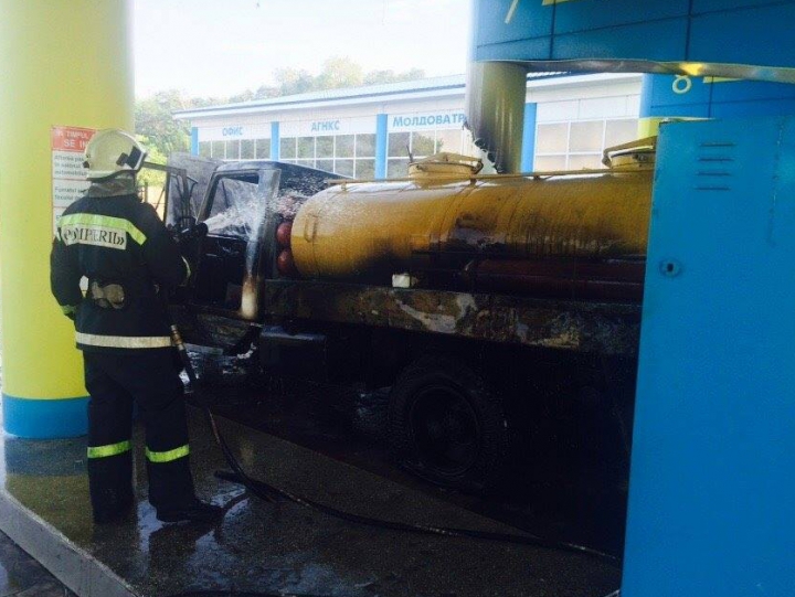 Alertă la Bălți! Un camion a luat foc pe teritoriul unei stații de alimentare cu gaz (FOTO)