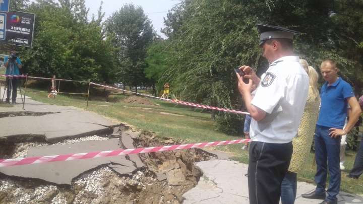 CRATER IMENS în Capitală! O gaură în asfalt apărută din senin i-a speriat pe trecători (FOTO)