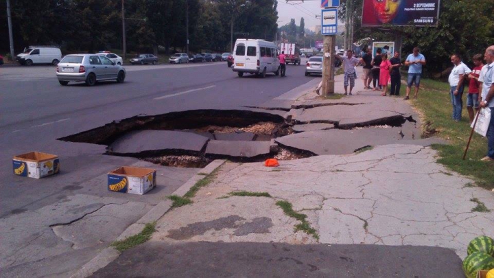 CRATER IMENS în Capitală! O gaură în asfalt apărută din senin i-a speriat pe trecători (FOTO)