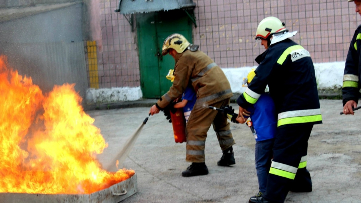 SĂRBĂTOARE pentru doi fraţi gemeni! Pompierii le-au organizat o surpriză de neuitat (FOTO)