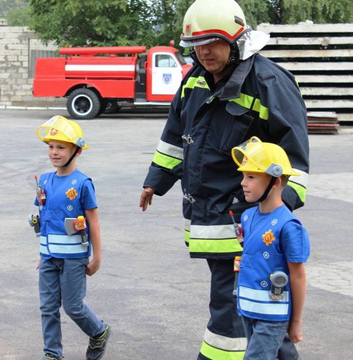 SĂRBĂTOARE pentru doi fraţi gemeni! Pompierii le-au organizat o surpriză de neuitat (FOTO)