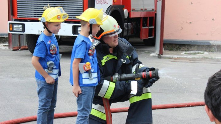 SĂRBĂTOARE pentru doi fraţi gemeni! Pompierii le-au organizat o surpriză de neuitat (FOTO)