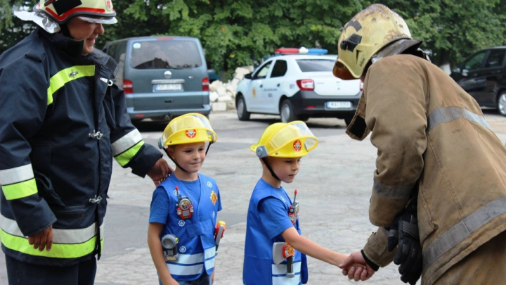 SĂRBĂTOARE pentru doi fraţi gemeni! Pompierii le-au organizat o surpriză de neuitat (FOTO)