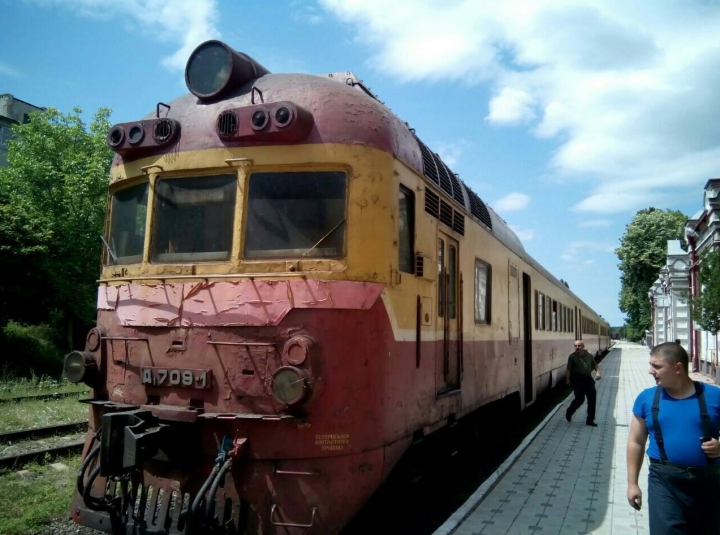 Locomotiva unui tren a luat foc la Ocnița. Toți pasagerii au fost evacuați (FOTO)