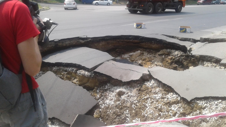 CRATER IMENS în Capitală! O gaură în asfalt apărută din senin i-a speriat pe trecători (FOTO)