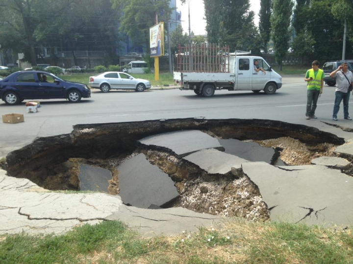 CRATER IMENS în Capitală! O gaură în asfalt apărută din senin i-a speriat pe trecători (FOTO)