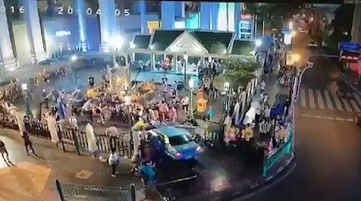 Caz TERIFIANT la Bangkok. Un vehicul a intrat în mulţimea de oameni adunată la un altar (VIDEO)