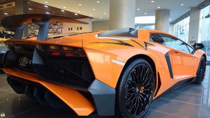 A încercat să parcheze un Lamborghini Aventador, pentru sedinţă foto. Ce-a urmat este incredibil (FOTO)