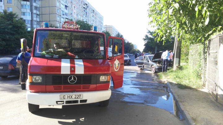 FILMUL GROAZNICULUI ACCIDENT de la Ciocana, unde în urma impactului un automobil A LUAT FOC (VIDEO)