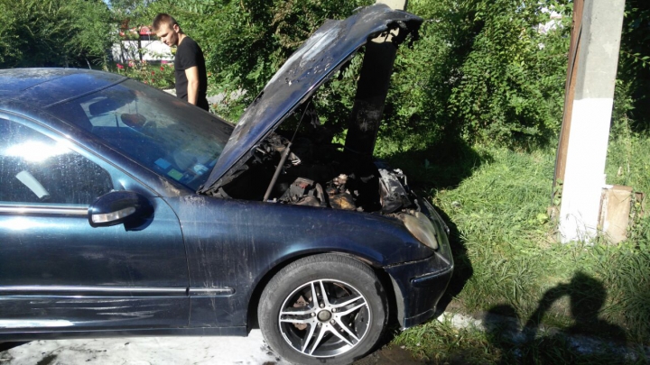 GRAV ACCIDENT la Ciocana! Două automobile s-au ciocnit, iar unul dintre ele A LUAT FOC (FOTO/VIDEO)