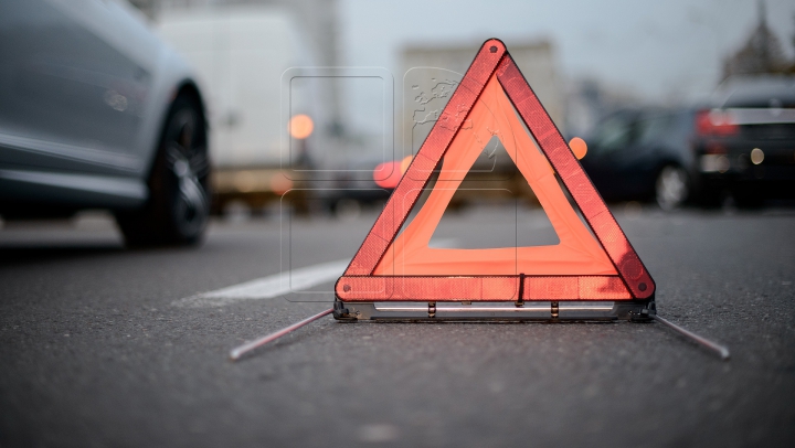 ACCIDENT GROAZNIC în apropiere de aeroport! Două vehicule s-au ciocnit (FOTO)