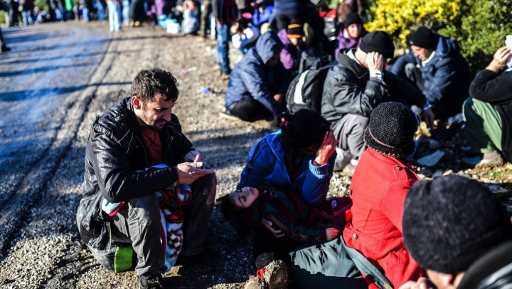 Doi români, acuzaţi de TRAFIC DE MIGRANŢI. Au lăsat 100 de migranţi încuiaţi în remorca acoperită a unui camion