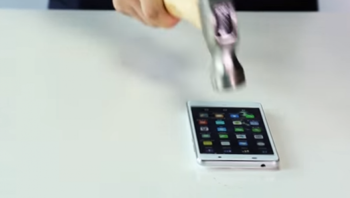 E cel mai rezistent smartphone: Poţi sparge nuci cu el sau chiar să treci deasupra lui cu maşina (VIDEO)