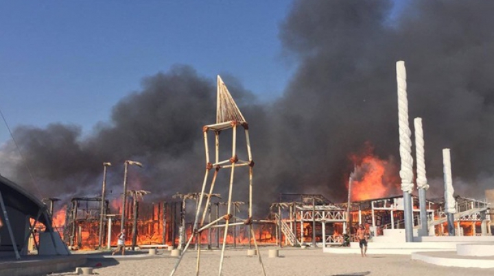 PANICĂ în Crimeea! Nori groși de fum i-au gonit pe cei care se relaxau pe malul mării (VIDEO)