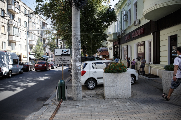 FĂRĂ PARCĂRI REZERVATE ILEGAL! Barierele sunt tăiate, iar poliţia împarte amenzi în Capitală