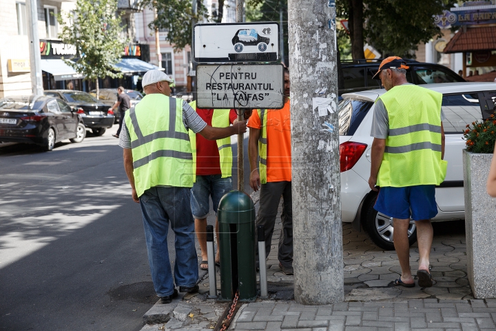 FĂRĂ PARCĂRI REZERVATE ILEGAL! Barierele sunt tăiate, iar poliţia împarte amenzi în Capitală