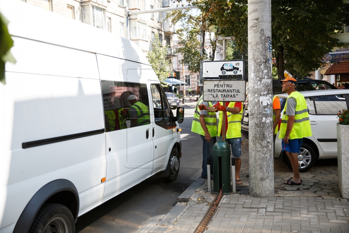 FĂRĂ PARCĂRI REZERVATE ILEGAL! Barierele sunt tăiate, iar poliţia împarte amenzi în Capitală