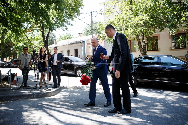 Moldovenii, solidari cu poporul francez. Oficialii au depus flori la Ambasada Franţei ( FOTOREPORT)