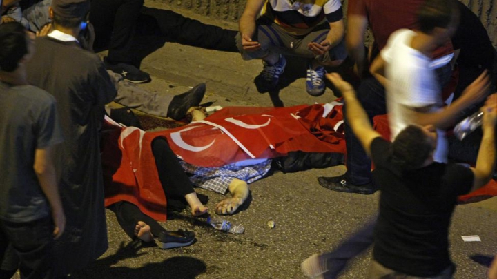 Tentativă de LOVITURĂ DE STAT ÎN TURCIA. Explozii, împușcături, tancuri, violențe şi oameni furioși în stradă (VIDEO/FOTO)