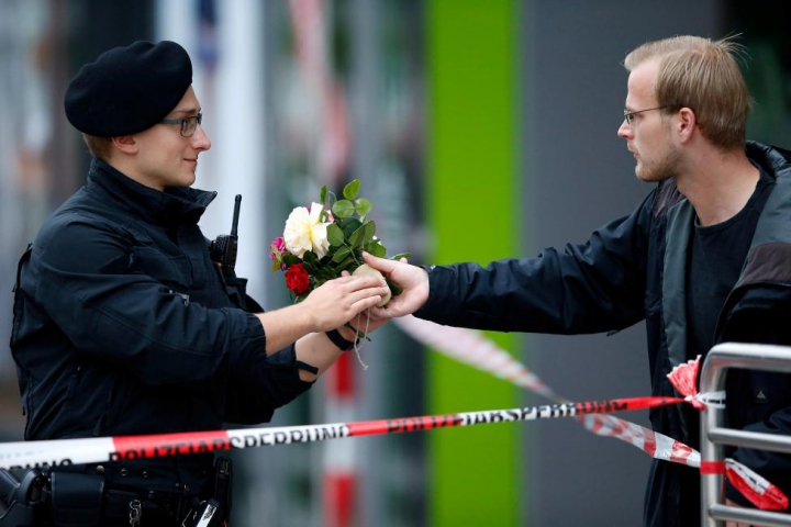 ATMOSFERĂ TRISTĂ la Munchen: Zeci de oameni au venit la locul tragediei pentru a depune flori (FOTO)