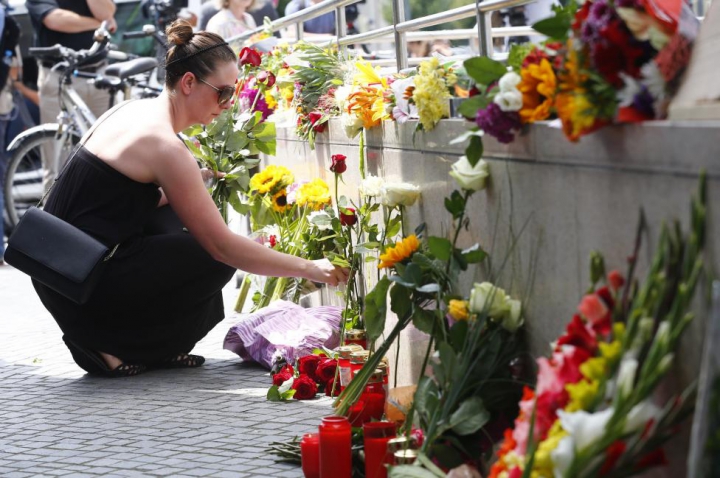 ATMOSFERĂ TRISTĂ la Munchen: Zeci de oameni au venit la locul tragediei pentru a depune flori (FOTO)