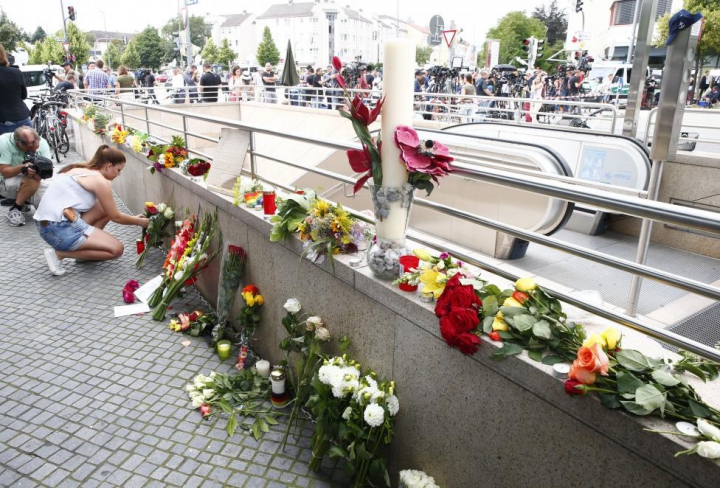 ATMOSFERĂ TRISTĂ la Munchen: Zeci de oameni au venit la locul tragediei pentru a depune flori (FOTO)