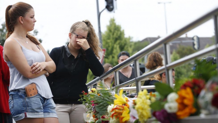 ATMOSFERĂ TRISTĂ la Munchen: Zeci de oameni au venit la locul tragediei pentru a depune flori (FOTO)