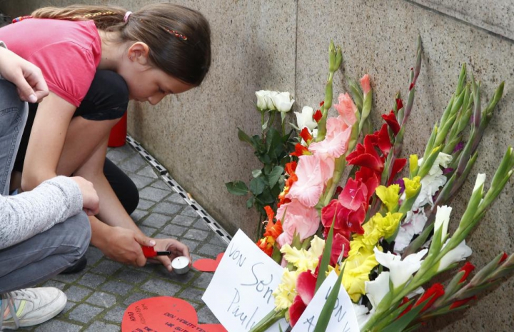 ATMOSFERĂ TRISTĂ la Munchen: Zeci de oameni au venit la locul tragediei pentru a depune flori (FOTO)