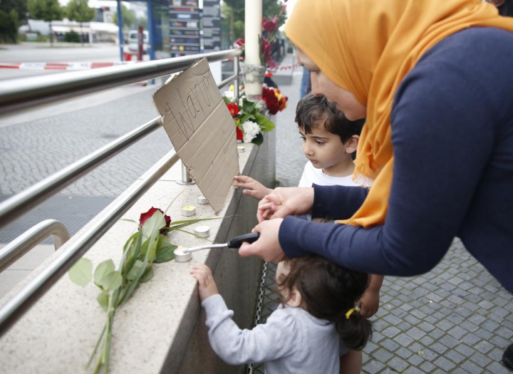 ATMOSFERĂ TRISTĂ la Munchen: Zeci de oameni au venit la locul tragediei pentru a depune flori (FOTO)