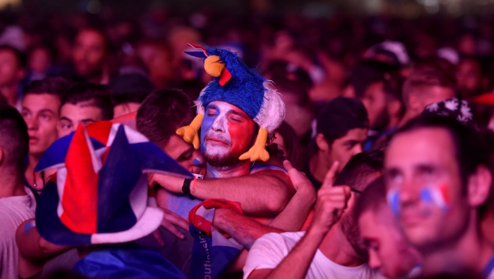 EMOŢIONANT! Un suporter francez izbucneşte în lacrimi la sfârşitul meciului. Cine vine să-l consoleze (VIDEO)