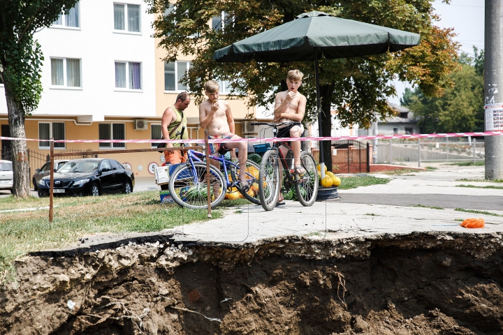 CRATER IMENS în Capitală! O gaură în asfalt apărută din senin i-a speriat pe trecători (FOTO)