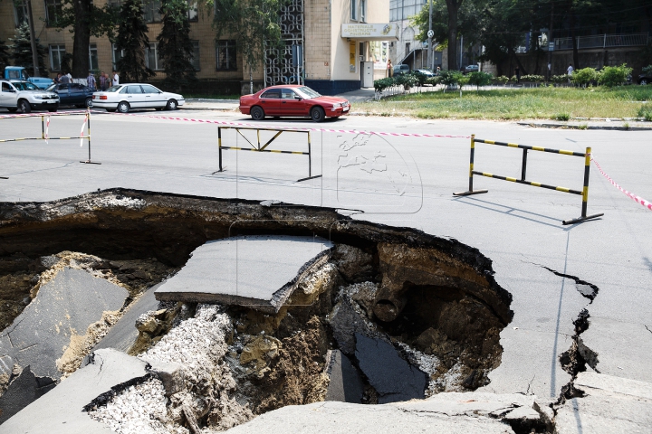 CRATER IMENS în Capitală! O gaură în asfalt apărută din senin i-a speriat pe trecători (FOTO)