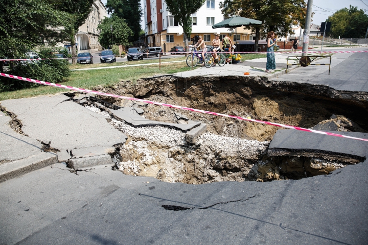 CRATER IMENS în Capitală! O gaură în asfalt apărută din senin i-a speriat pe trecători (FOTO)