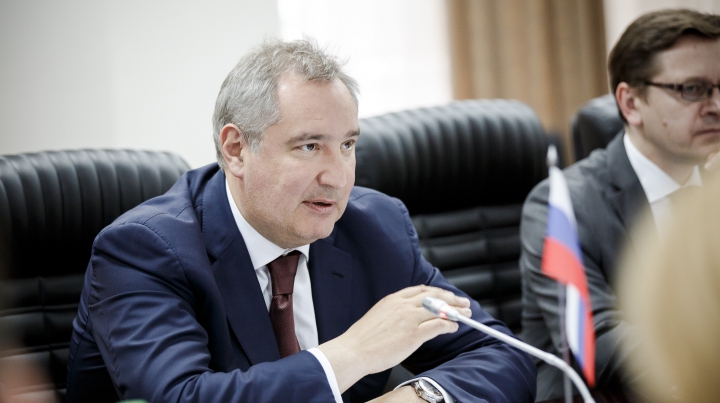 Dmitrii Rogozin A AJUNS la Chişinău. Cum a fost întâmpinat vicepremierul rus (GALERIE FOTO)