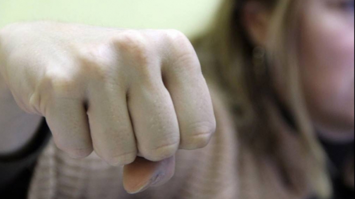 Zici că sunt bărbaţi! Mai multe femei îşi împart PUMNI şi PICIOARE într-un restaurant (VIDEO)