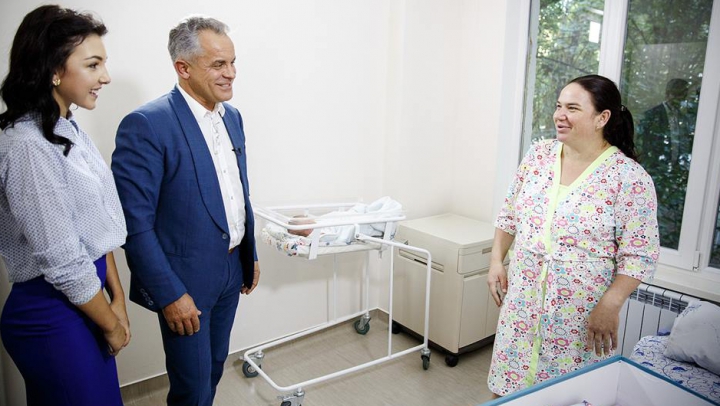 Vlad Plahotniuc a vizitat Institutul Mamei și Copilului: Vrem să contribuim la bucuria familiilor (FOTO)