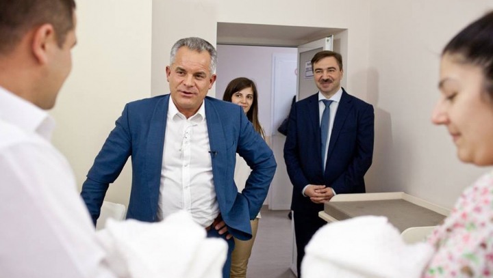 Vlad Plahotniuc a vizitat Institutul Mamei și Copilului: Vrem să contribuim la bucuria familiilor (FOTO)