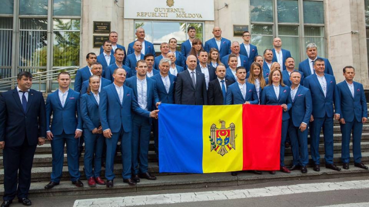 Olimpicii sportivi au luat drapelul Moldovei. Cine îl va purta la deschiderea jocurilor de la Rio