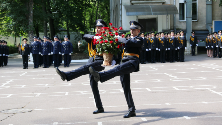 Emoţii mari la Academia "Ştefan cel Mare". O nouă generație de polițiști, în serviciul societății (FOTO)