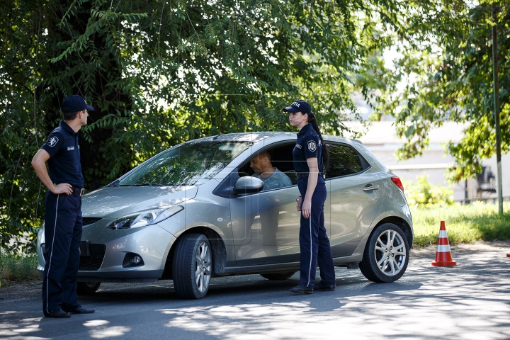 Zeci de şoferi cu maşini cu numere străine au fost TRAŞI PE DREAPTA de poliţişti (FOTO)