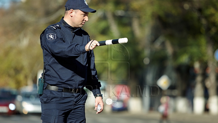 Verificări minuţioase!  ŞOFERI DE TAXI FALŞI din Capitală, amendaţi pentru transport ilegal pasageri